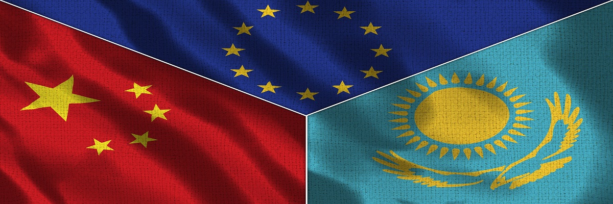 Banderas de Kazajstán, China y la Unión Europea representadas en un marco